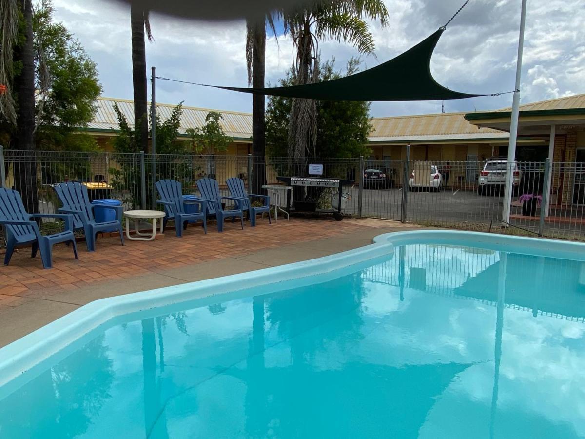 Golden West Motor Inn Miles Exterior foto